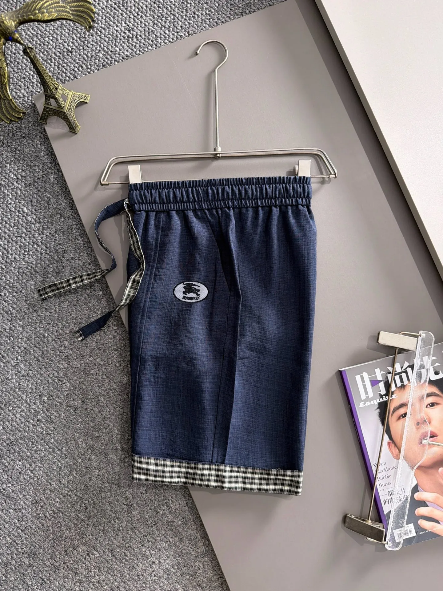 Burberry's 2026 spring and summer new shorts are made of imported Japanese Denim plain cotton, complete with three standards. The top stone-washed process makes the texture reach the old taste of the 1980s, soft, delicate and comfortable. The color has a modern and fashionable vicissitudes of life, and the upper body is Versatile fashionable! Light luxury, a must-have item for daily commuting! Sizes: M-5XL (please state your height and weight when placing an order)